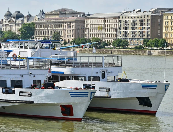Turistické lodě na řece Dunaj — Stock fotografie