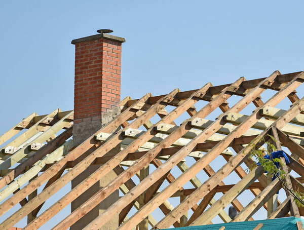 крыша в стадии строительства
