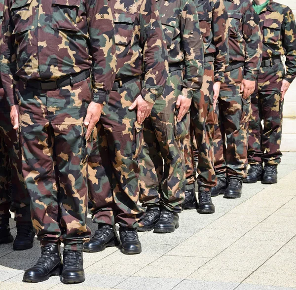 Soldados de pie en fila — Foto de Stock