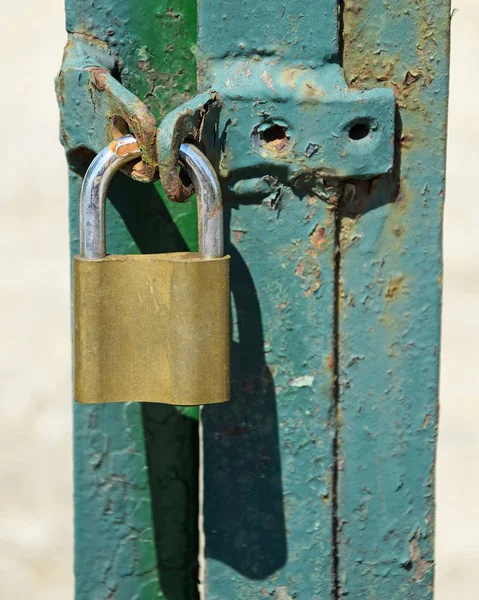 Padlock op de metalen deur — Stockfoto