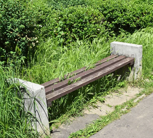 Vecchia panchina nel parco — Foto Stock