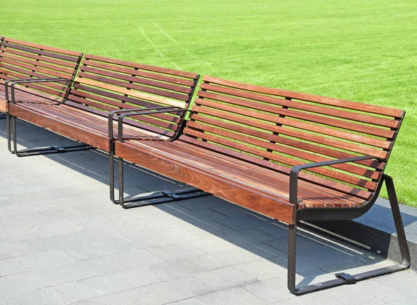 Panchine nel parco in estate — Foto Stock