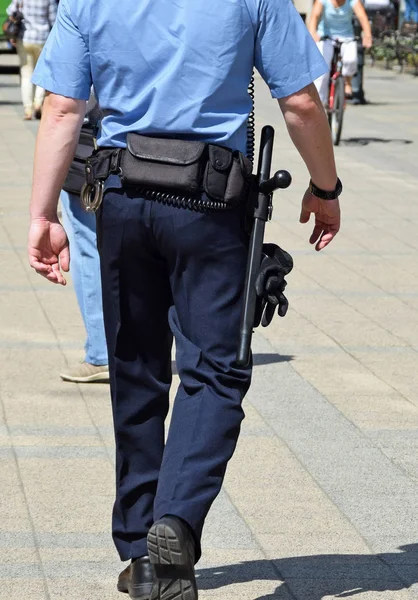 Polizist auf der Straße — Stockfoto