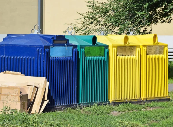 用于回收利用的工业垃圾桶 — 图库照片