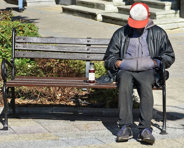 Homeless man sleeps on a bench — Stock Photo, Image