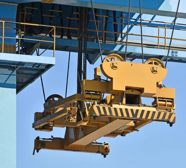 Élévation d'une partie de la grue à conteneurs — Photo