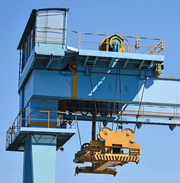 Container crane at the dock — Stock Photo, Image