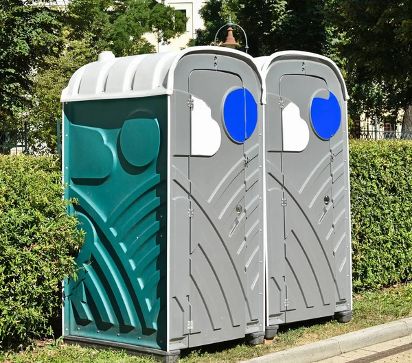 Servizi igienici portatili in strada — Foto Stock