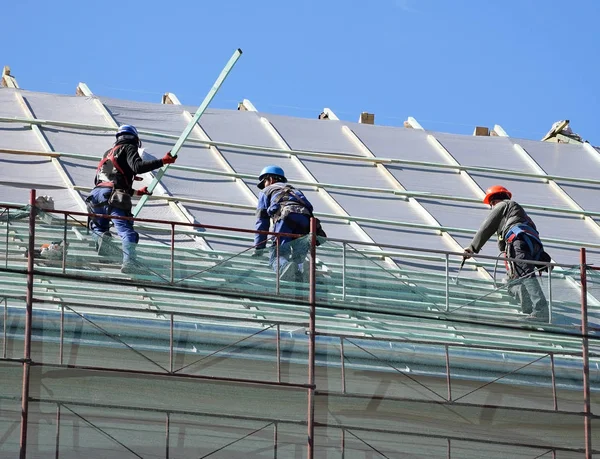 Dakdekkers aan het werk op het dak — Stockfoto