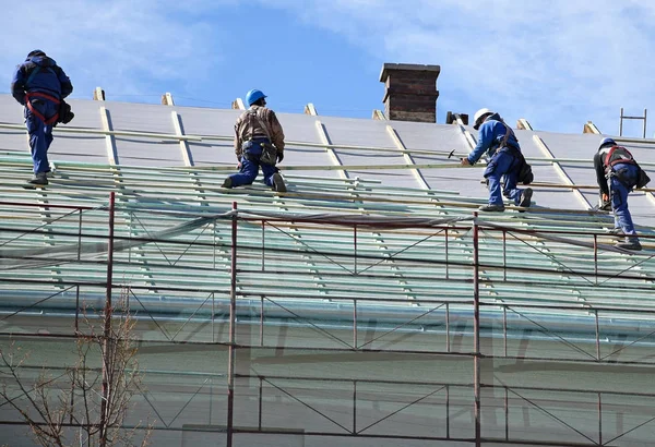 Roofers di tempat kerja di atap — Stok Foto