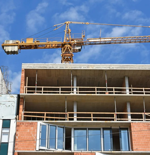 Bau eines neuen Mehrfamilienhauses — Stockfoto