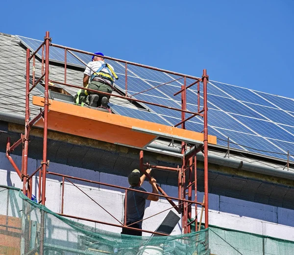 Construction d'un toit d'un haut bâtiment — Photo