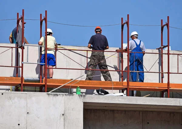 Os homens estão trabalhando no canteiro de obras — Fotografia de Stock