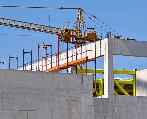 Grúa torre en la obra — Foto de Stock