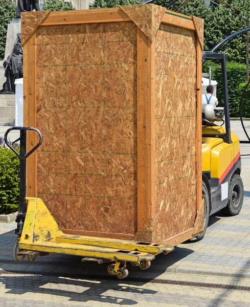Carretilla elevadora transporte una gran caja de madera — Foto de Stock