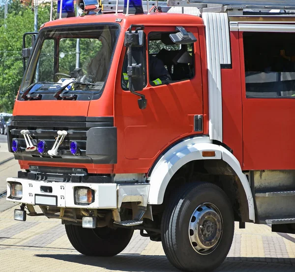 Caminhão de bombeiros na rua — Fotografia de Stock
