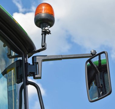 Bir traktör parçası