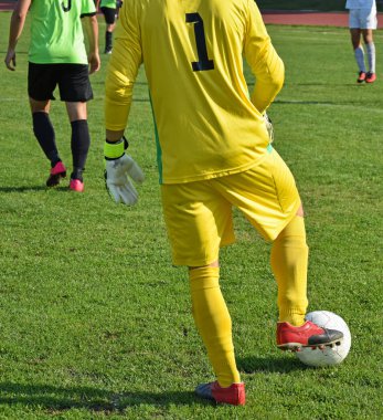 Bir top ile futbol kalecisi