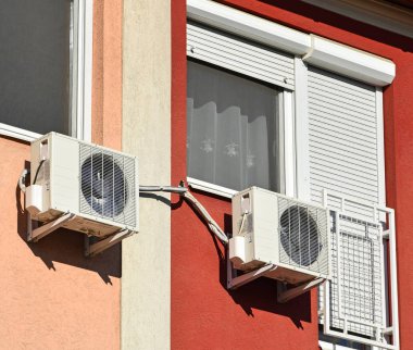 Klimalar duvarda.