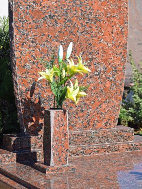 Yeni mezar taşı mezarlık