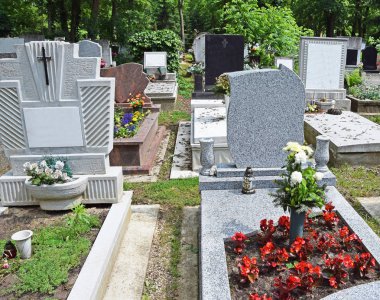 Halk mezarlığındaki mezar taşları