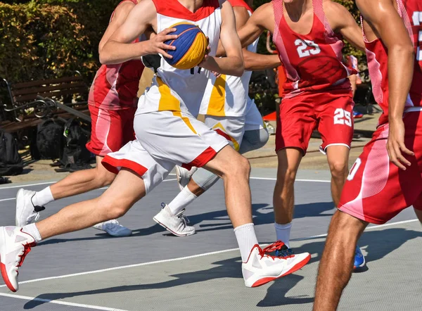 Jugar al baloncesto al aire libre en verano — Foto de Stock