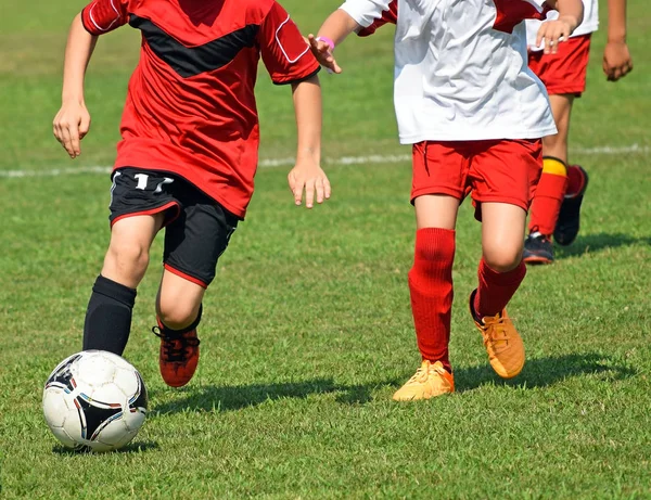 Çocuklar yaz aylarında futbol oynayan — Stok fotoğraf