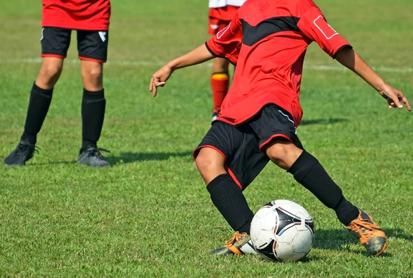 Dzieci są gry w piłkę nożną — Zdjęcie stockowe