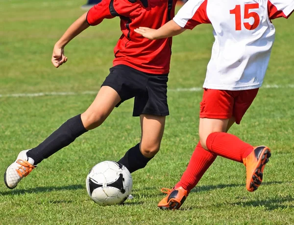 アクションの若いサッカー選手 — ストック写真