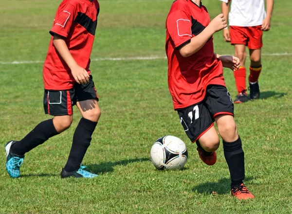 Çocuklar yaz aylarında futbol oynayan