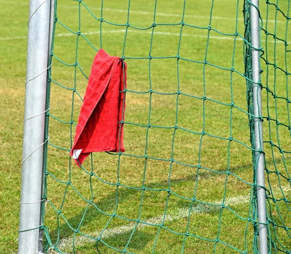 Ο στόχος του αγώνα ποδοσφαίρου με μια πετσέτα — Φωτογραφία Αρχείου