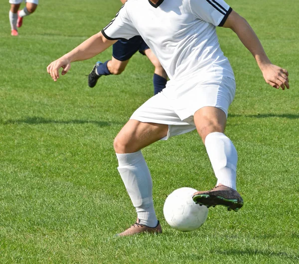 Giocare a calcio all'aperto — Foto Stock