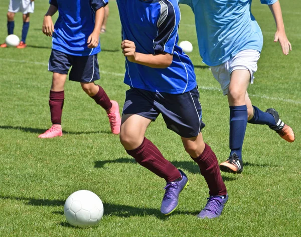 Молоді хлопці грають у футбол — стокове фото