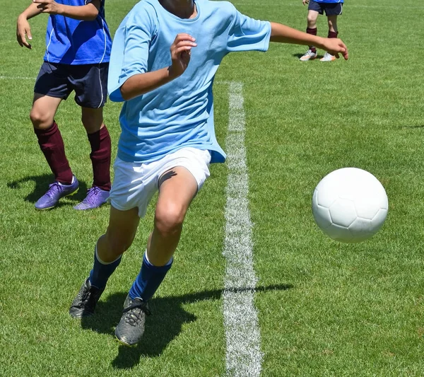 Çocuklar futbol oynayan — Stok fotoğraf