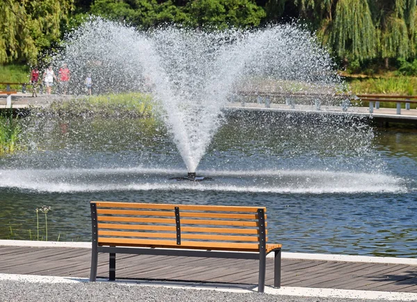 Fountain and bench in the park — Stock Photo, Image