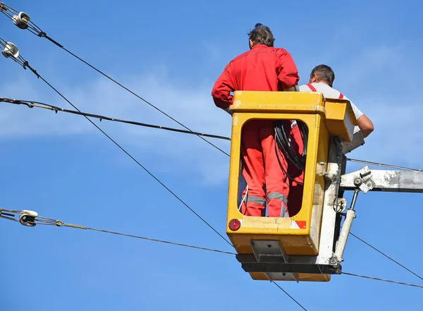 Les électriciens travaillent — Photo