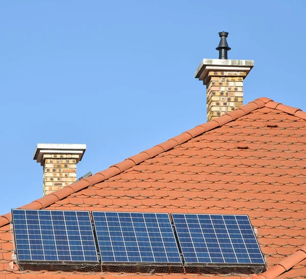 Paneles solares en el techo — Foto de Stock