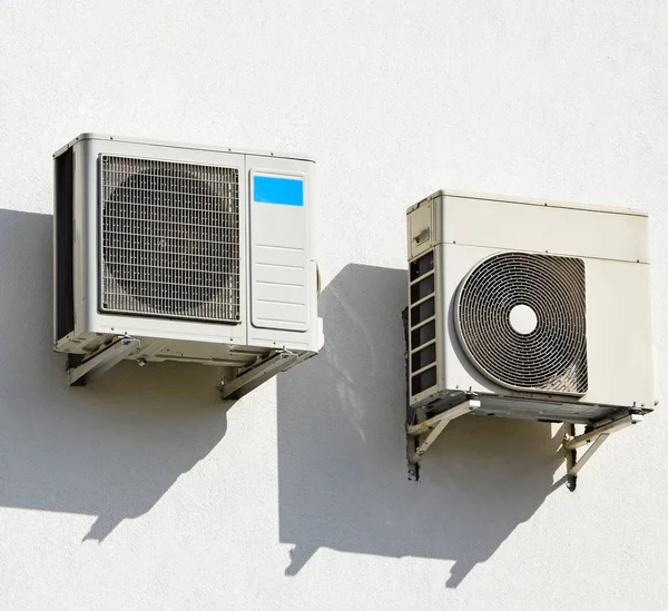 Légkondicionáló berendezések a falon — Stock Fotó