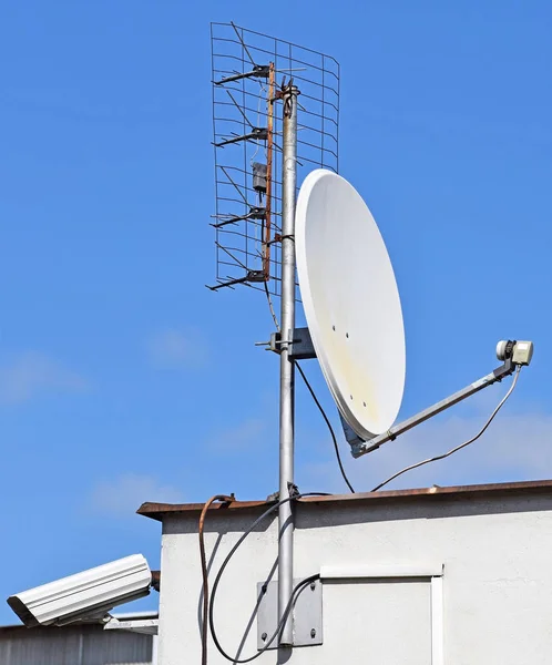 Bir binanın tepesindeki antenler — Stok fotoğraf