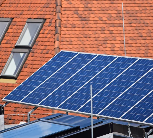Bir binanın tepesindeki güneş panelleri — Stok fotoğraf