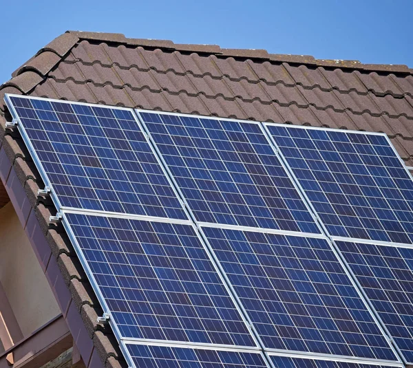 Solární panely na střeše domu — Stock fotografie