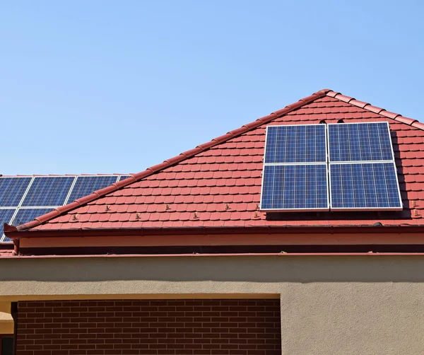 Paneles solares en el techo de una casa — Foto de Stock