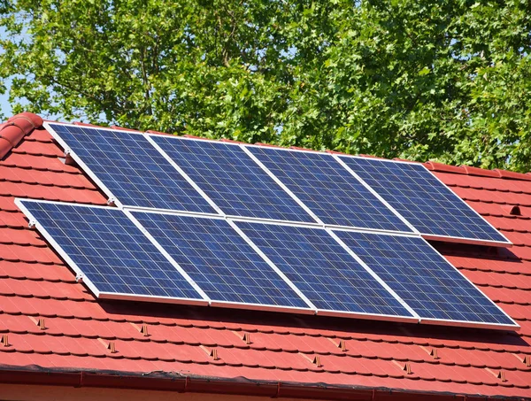 Solar panels on the roof of a house — Stock Photo, Image