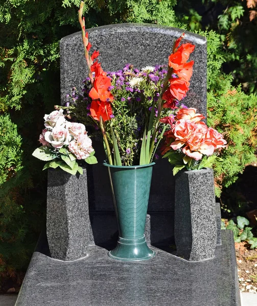 Tombstone in the public cemetery — Stock Photo, Image