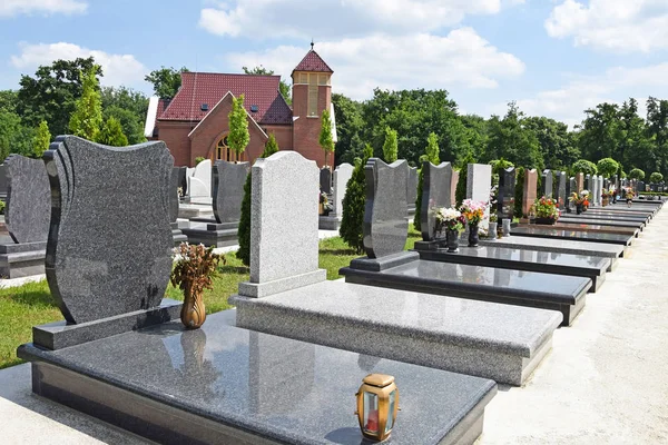 Mezar taşları ve bir şapel genel mezarlığı — Stok fotoğraf