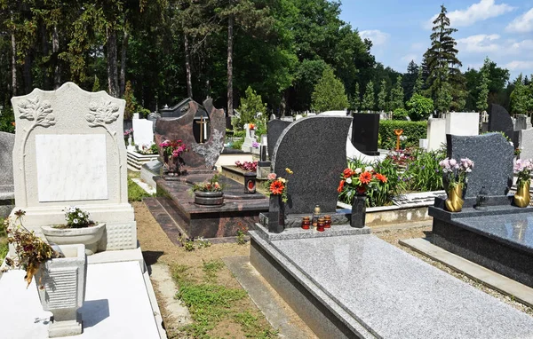 Halk mezarlığındaki mezar taşları — Stok fotoğraf