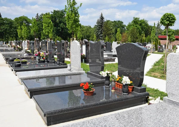 Grabsteine auf dem öffentlichen Friedhof — Stockfoto