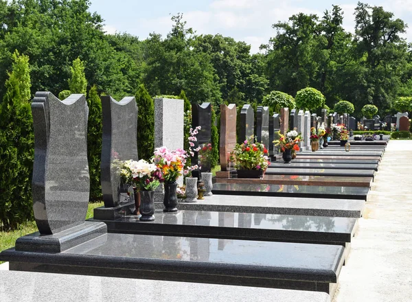 Grabsteine auf dem öffentlichen Friedhof — Stockfoto