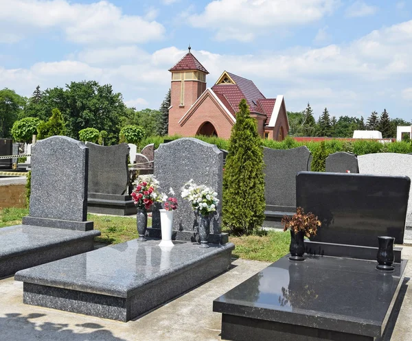 Halk mezarlığındaki mezar taşları