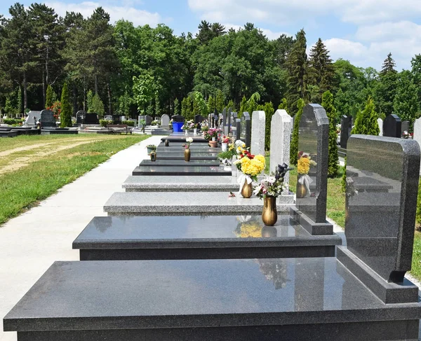 Tumbas en el cementerio público — Foto de Stock